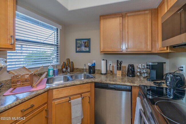 Building Photo - 5855 N Kolb Rd