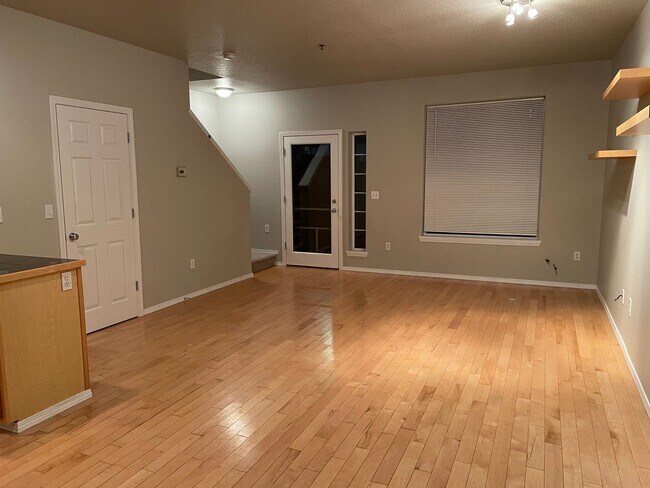 Building Photo - Beautiful 2Bd/2Ba Townhome in Notting Hill...