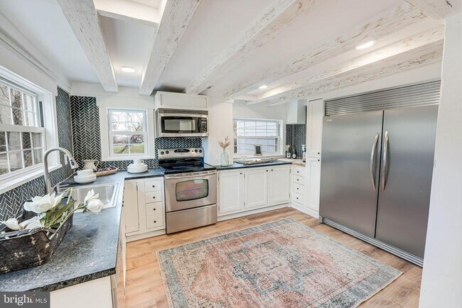 Building Photo - 102 N Rogers St