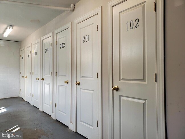 Building Photo - 206 E Windsor Ave