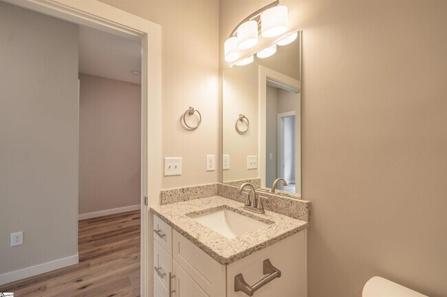 Building Photo - 124 Woodland Dr