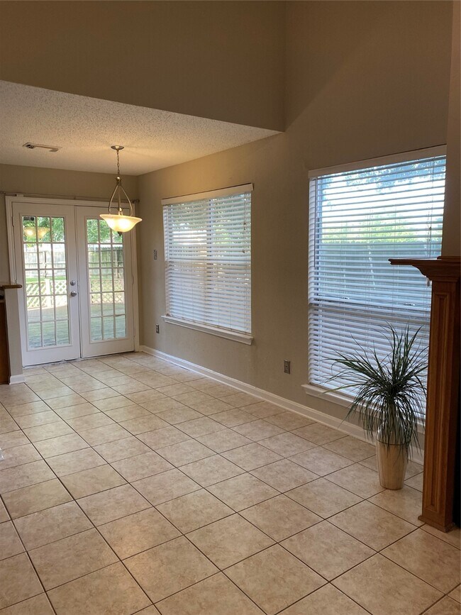 Building Photo - 2415 Poco Dr