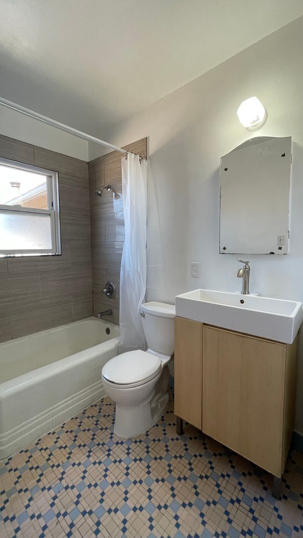 Building Photo - 1910-1910 42nd Ave