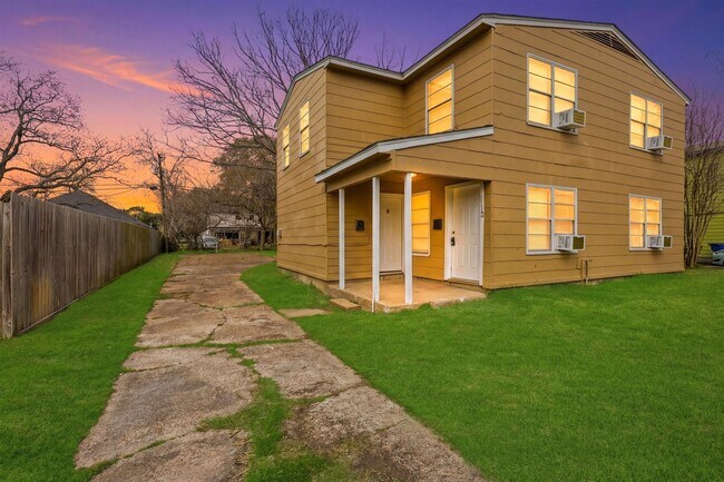 Building Photo - Spacious & Newly Updated! *HOUSING ACCEPTED/ SECTION 8 * — Apply Today!