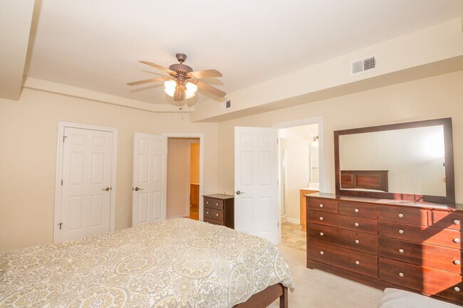 Building Photo - Updated Condo in Norfolk