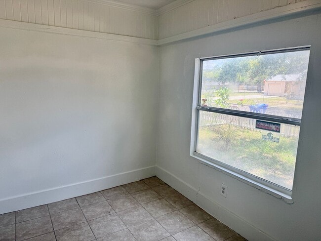 Building Photo - Affordable 2/1 located in St. Pete!