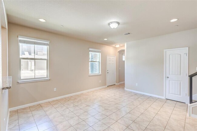 Building Photo - 2880 Donnell Dr