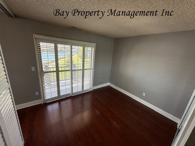 Building Photo - Premier Sherwood Lakes Location – Upstairs End Unit with Stunning Lake & Mountain Views