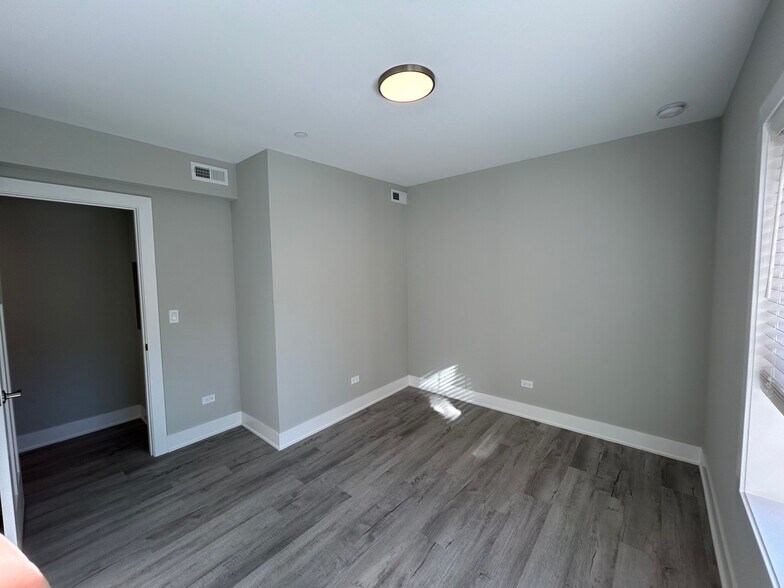 Building Photo - 1131 Oak Ave