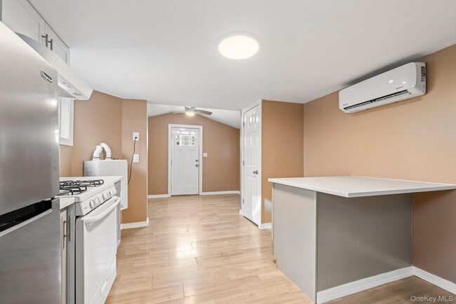 Building Photo - 30 Bridge St