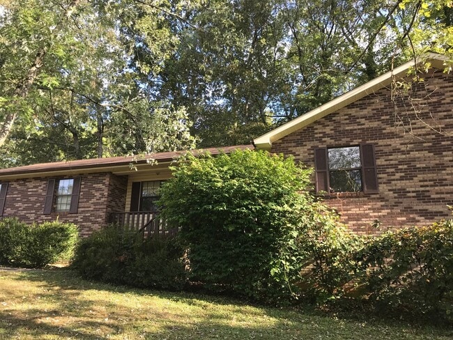 Building Photo - Prime location!  Award winning Oak Ridge Schools