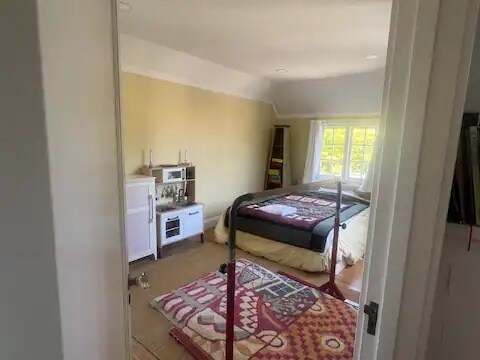 Yellow bedroom with queen bed - 34 Oak Ridge Rd