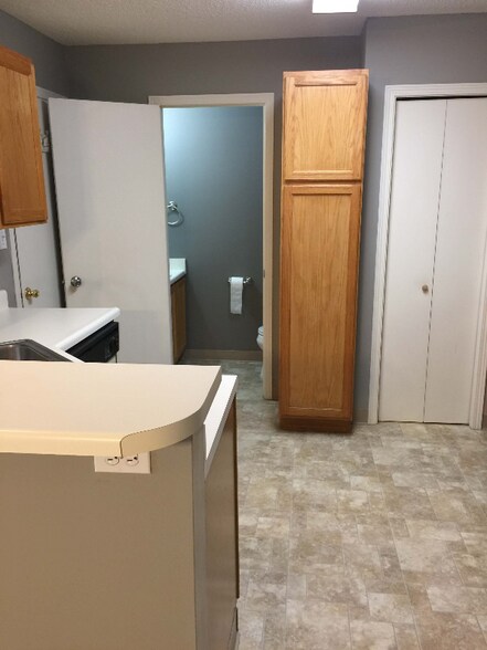 Building Photo - 1323 SE Delaware Ave