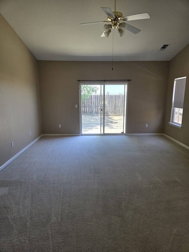 Building Photo - 561 Bluejay Ave