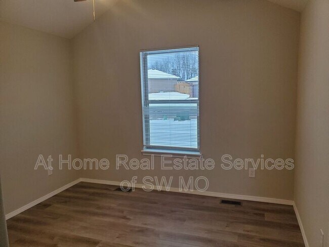 Building Photo - 624 S Southgate Dr