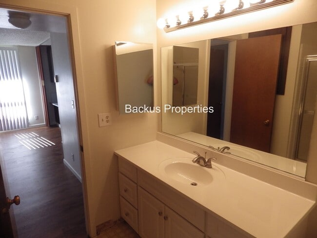 Building Photo - 158 Kern St