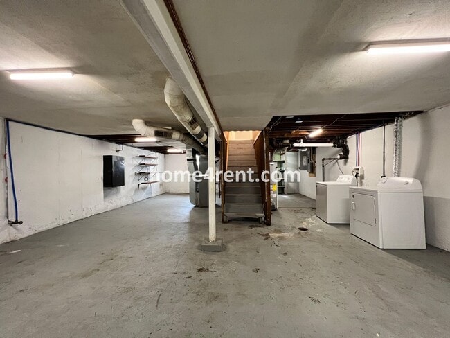 Building Photo - Cozy Ranch Style Home in KCMO w/ Wood Floors and a Fenced in Yard!