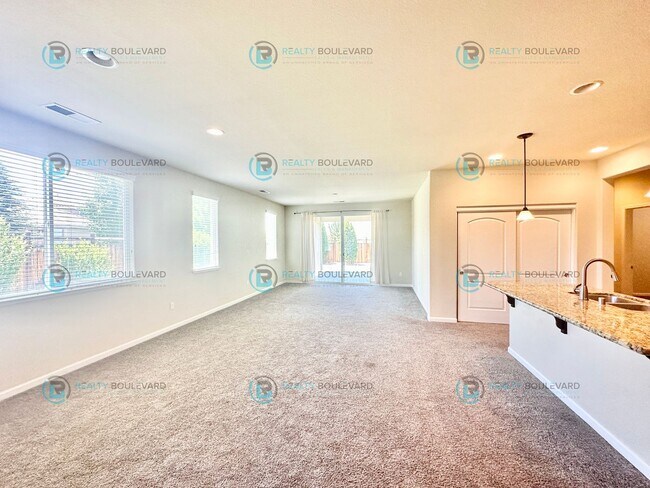 Building Photo - 3 Bedroom 2 Bathroom with Garage covered patio and beautiful yard!