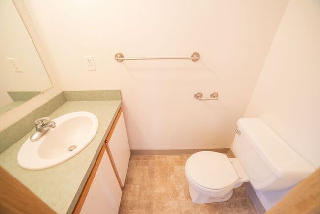 Building Photo - Townhome with Fresh Updates!!