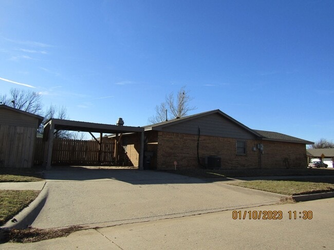 Building Photo - Great home located on the eastside, walking distance to MacArthur Schools.