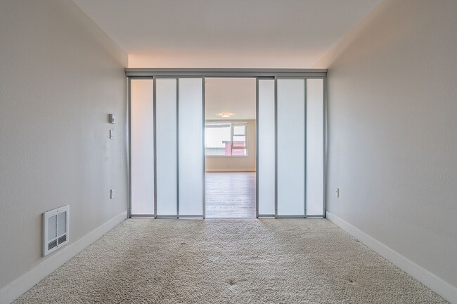 Building Photo - Huge Central Area Studio with PARKING and ...