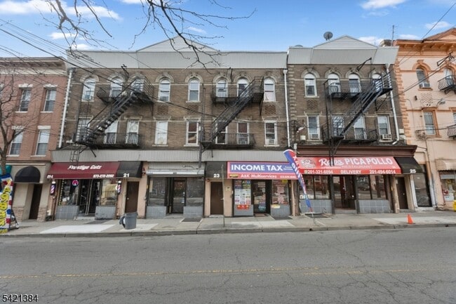 Building Photo - 23 Monroe St