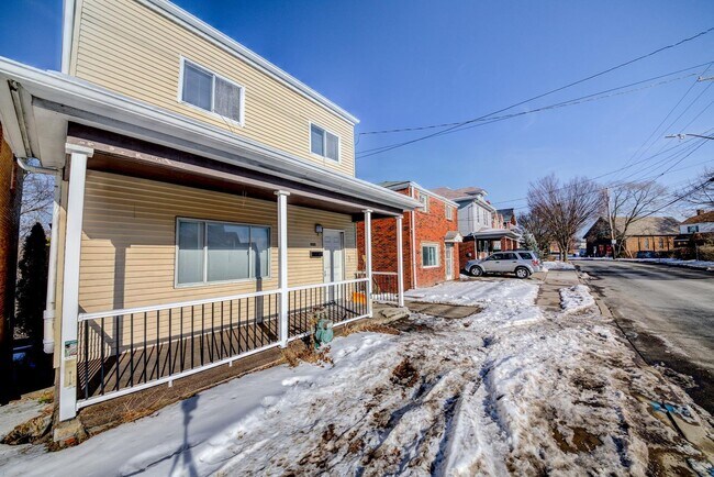 Building Photo - Stunning 3 bedroom home in Brookline available July 1!