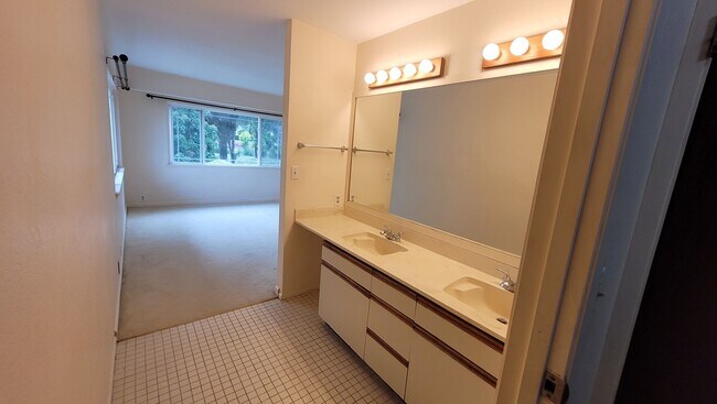 Building Photo - Spacious 5 Bedroom 3 Bath Duplex House w/ 2 car Garage and Gated Driveway in Mililani