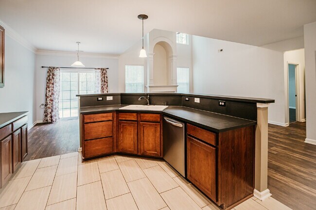 Building Photo - 4 Bed/2.5 Bath/Primary downstairs