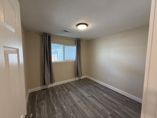 Building Photo - Updated single story home located in Ceres!