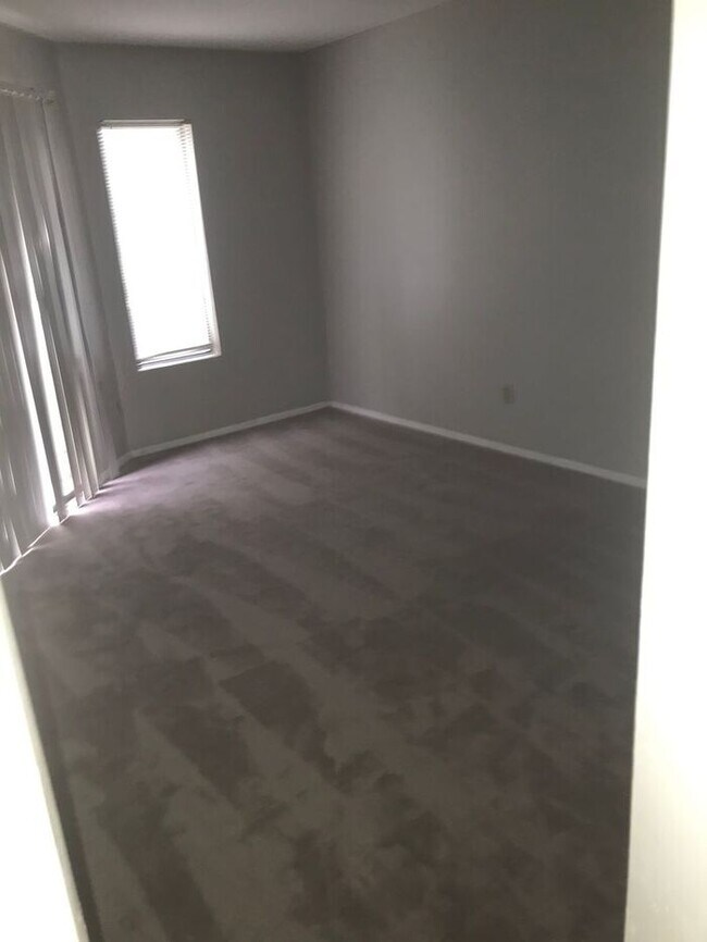 Building Photo - Nice 2 Bedroom 2 Bath Berkshire