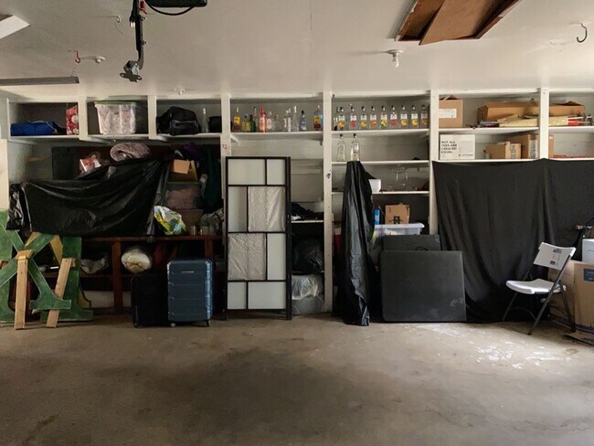 Building Photo - STUDENTS WELCOME! Sprawling 6 Bed / 3 Bath Home Near College and Drake