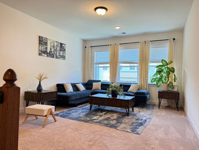 Building Photo - Spacious Luxury 3 Bedroom Townhome for Rent - Great Amenities