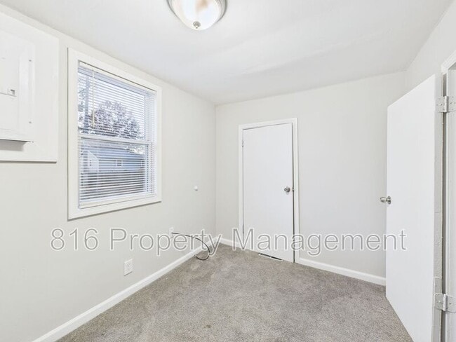 Building Photo - 126 S Village Terrace