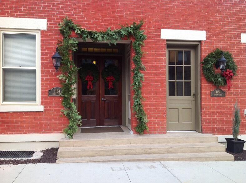 winter exterior decor - 1134 Locust St