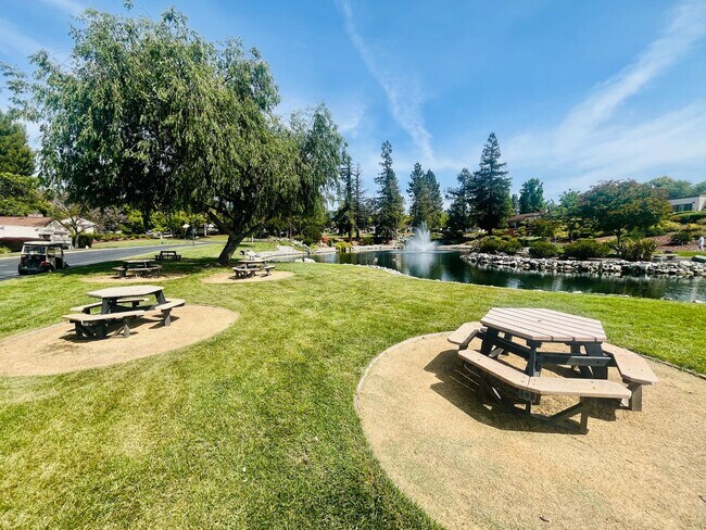 Building Photo - Wonderful 2 Bed 2 Bath in The Villages A 55+ Community