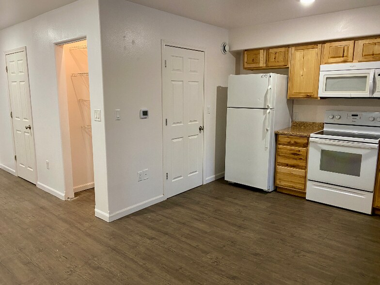 Building Photo - 305 Sarah St