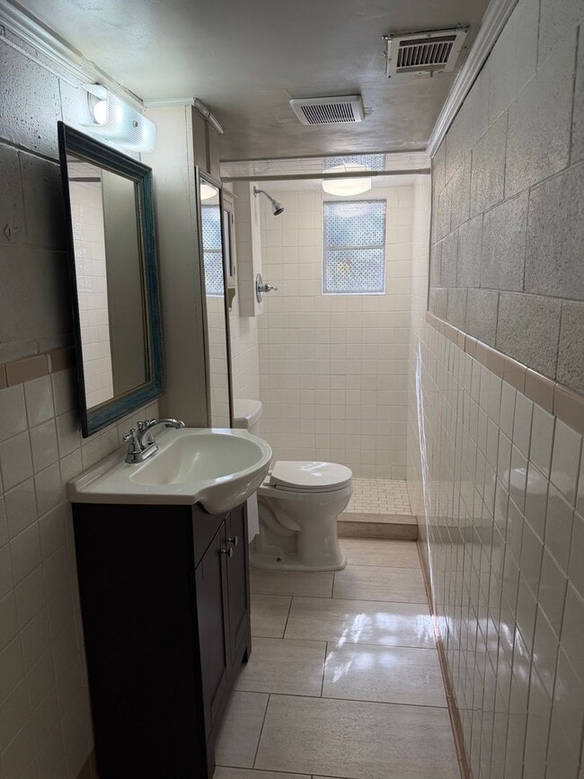 Building Photo - 4 bd 2 ba including a basement apartment in a great East Nashville location