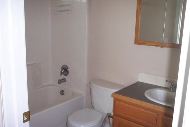 Building Photo - Townhome In A Great Location