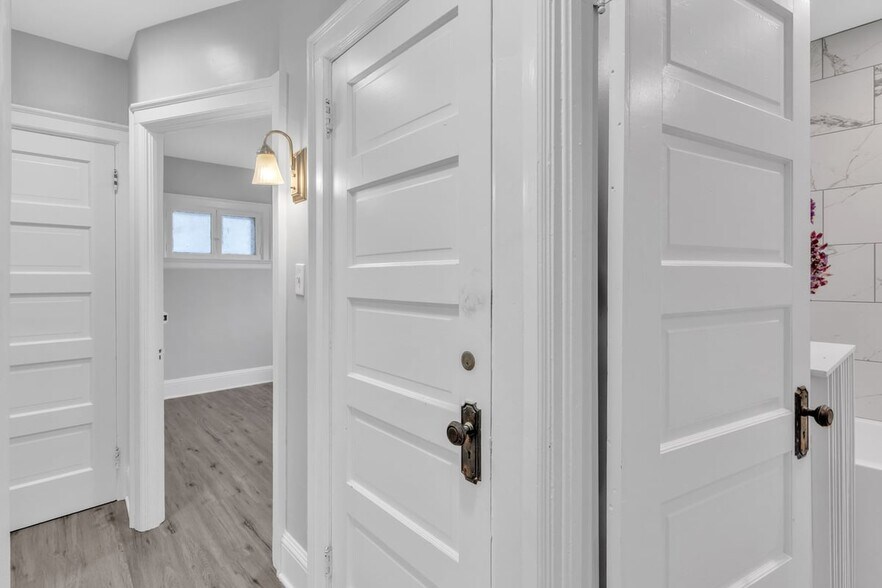 Building Photo - 80 E Hazeltine Ave