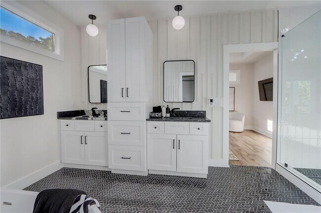 Building Photo - 2014 Cambridge Ave