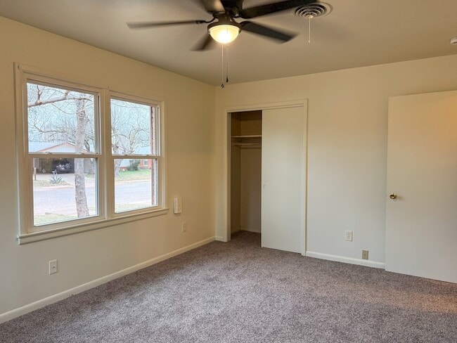 Building Photo - 1413 Glenhaven Dr