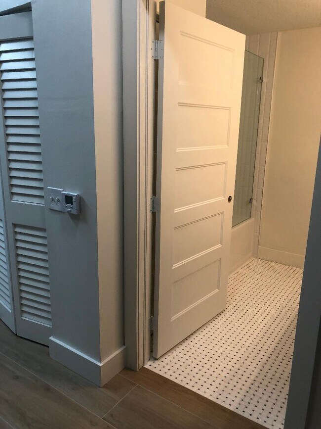 Building Photo - 9905 Baywinds Blvd