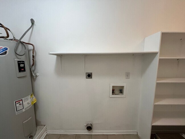 Building Photo - 8419 Manderly Pl