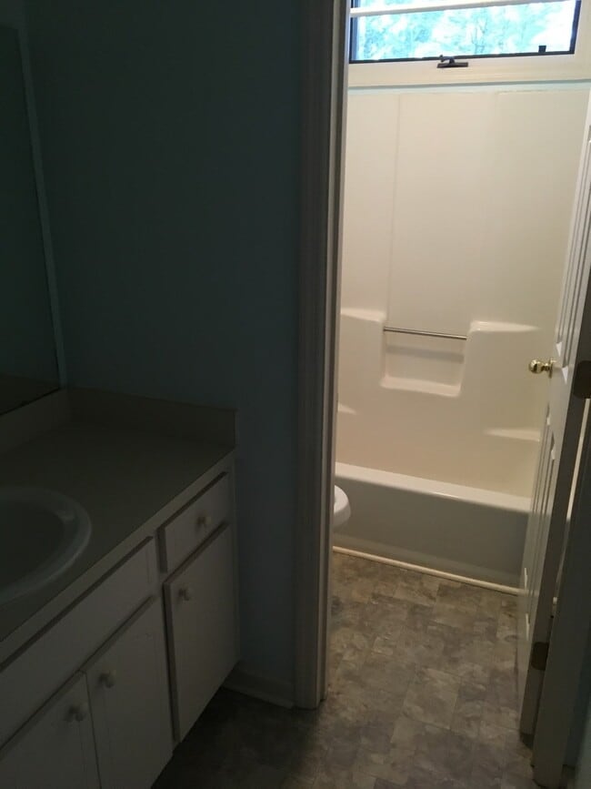 Building Photo - Sunny and Cheerful Unfurnished Energy Efficient Fairfield Harbour 3BR/2BA