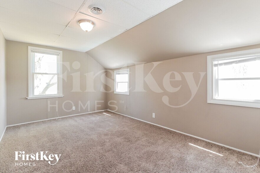 Building Photo - 446 Barron St