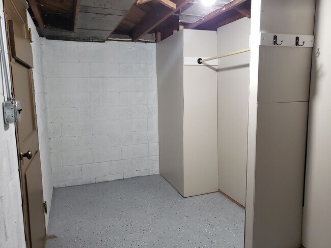 Building Photo - 3-Bedroom, 1-Bathroom - Woodland Home