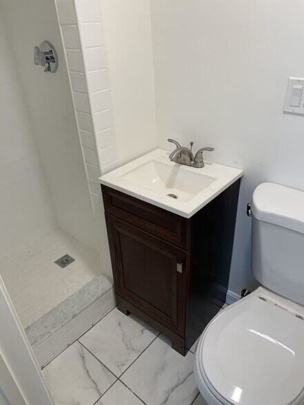 Building Photo - 4 Garden Ct