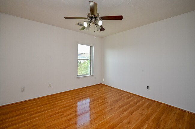Building Photo - 18135 Brightwood Park Ln
