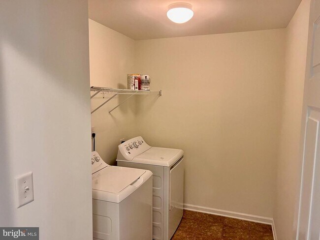 Building Photo - 654 Jacobsen Cir
